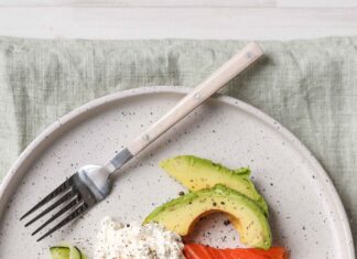 Healthy & Delicious: Smoked Salmon, Avocado & Cottage Cheese Breakfast Platter smoked salmon avocado cottage cheese breakfast